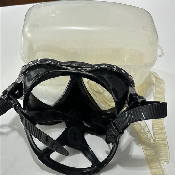 Black Dual-Lens Underwater Camera Mask with Protective Case - Picture 2 of 5